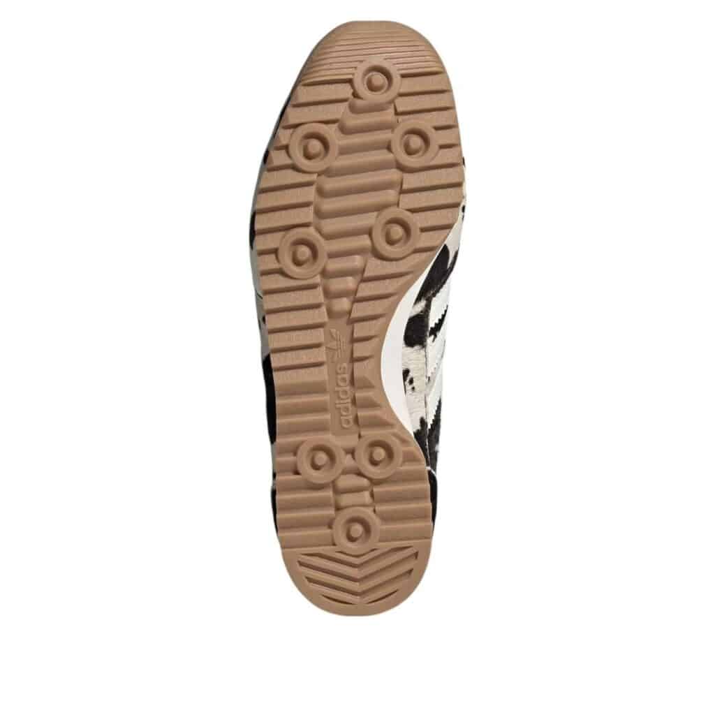 Sl72_OG_Shoes_Black_JR1639_03_standard-Photoroom_3840x.jpg