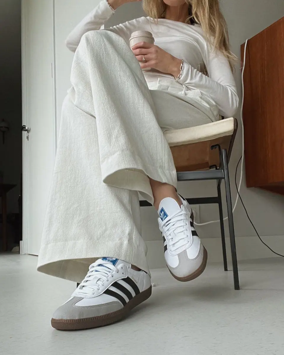 Outfit com Adidas Samba brancas e pretas