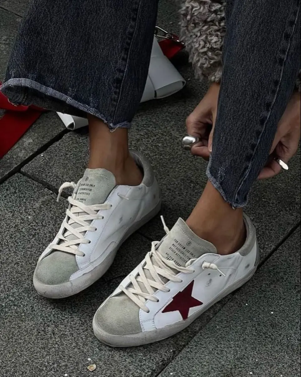 Outfit com Golden Goose brancas