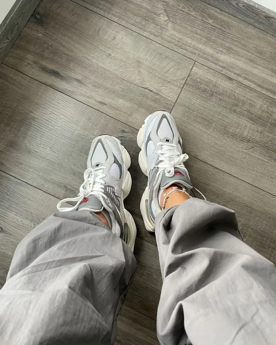 Outfit com New Balance 9060 cinzentas